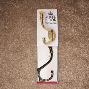 Queen Hook her royal hanger